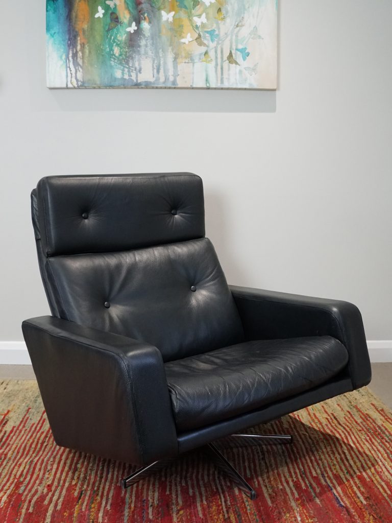 Leo Lounge Chair By Robin Day