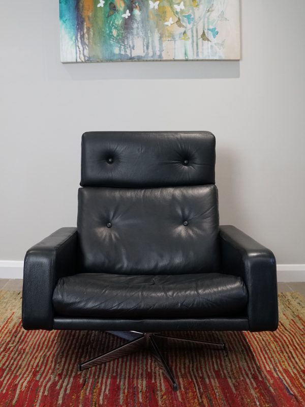 Leo Lounge Chair By Robin Day