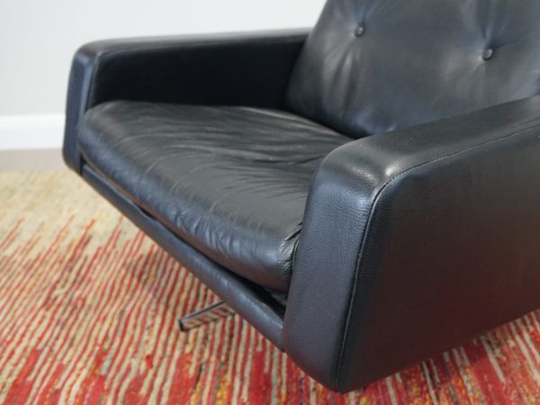 Leo Lounge Chair By Robin Day