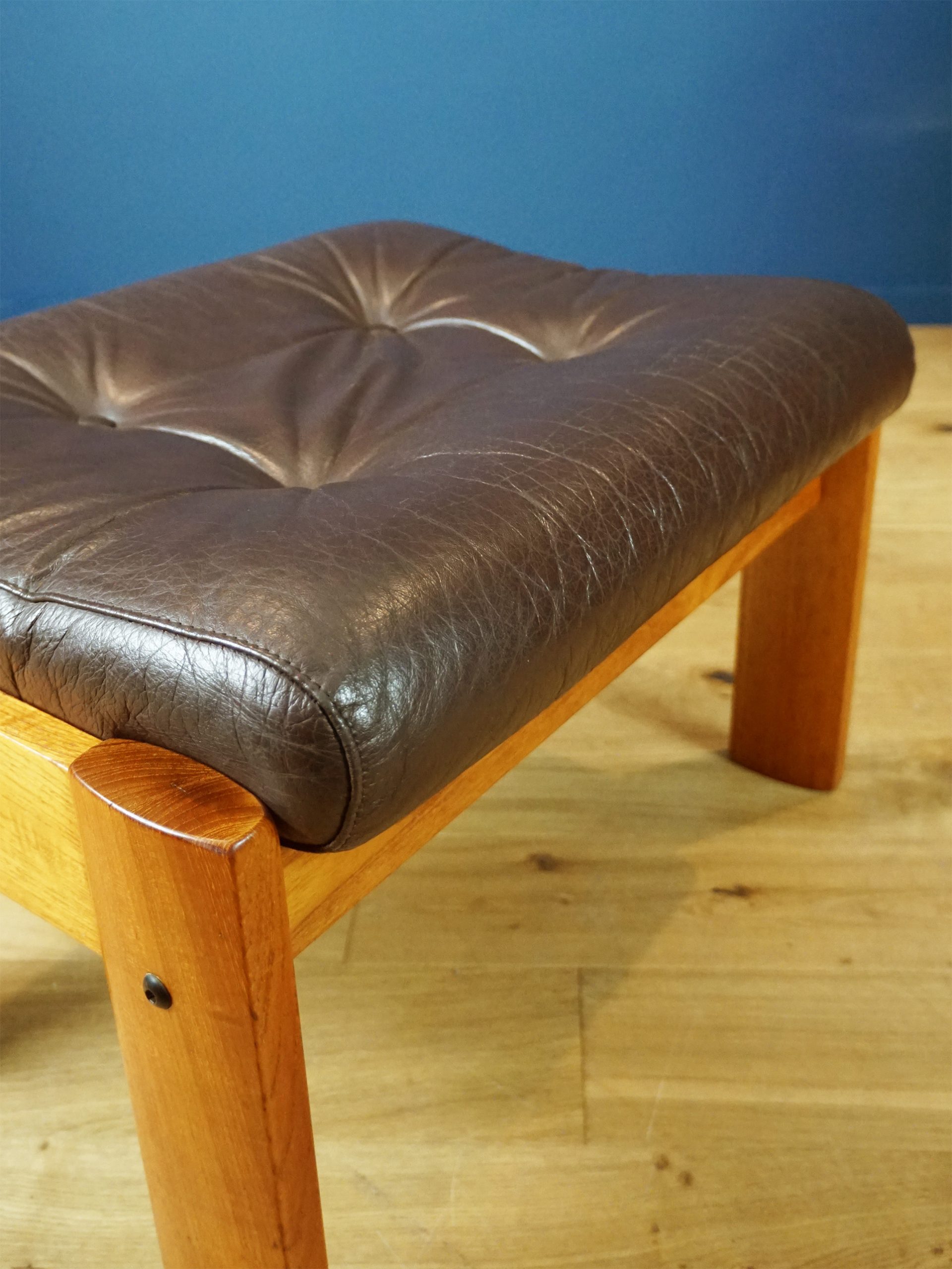 Ekornes Amigo Footstool in Brown Leather and Teak, Norway 1970s - Image 4