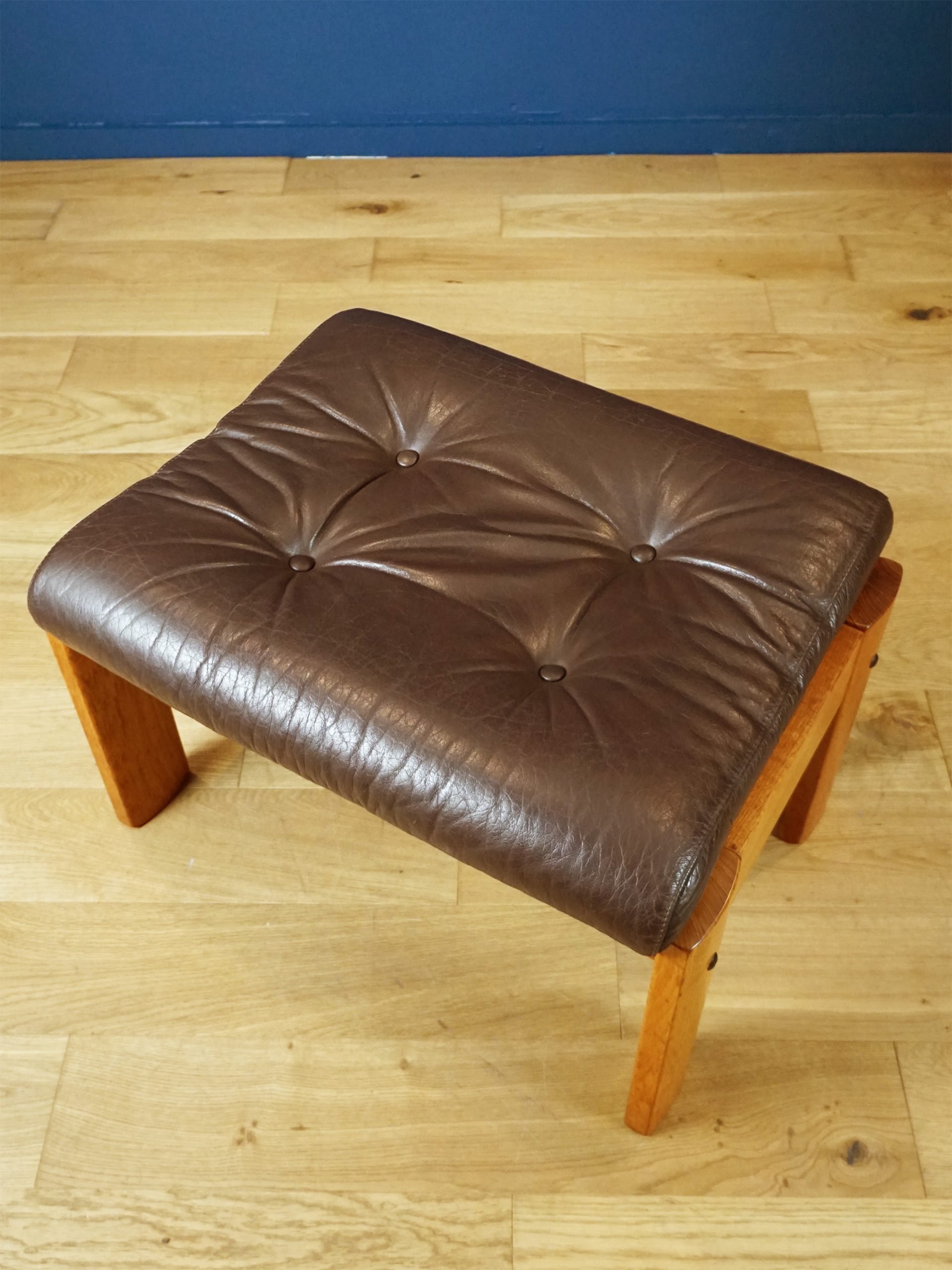 Ekornes Amigo Footstool in Brown Leather and Teak, Norway 1970s - Image 5