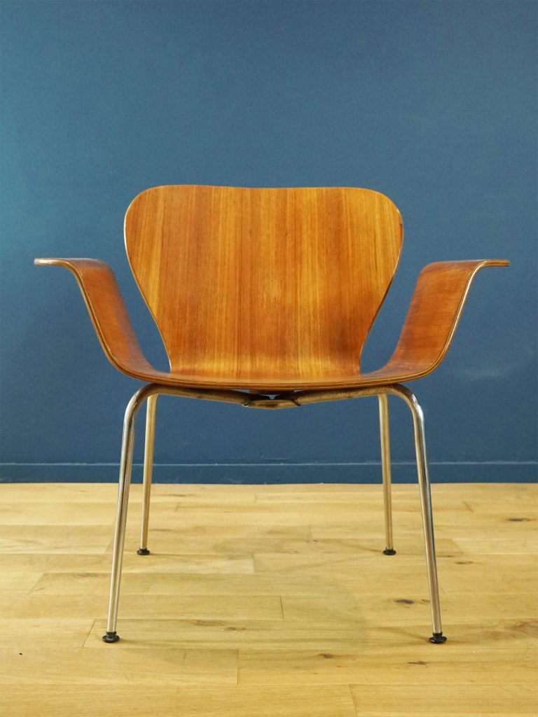 The Mysterious Focus Chair by A. Belokopytoff